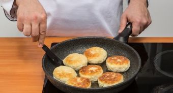 Сырники с яблоком — инструкция по приготовлению, шаг 6