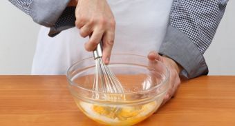 Мини-шарлотка с брусникой и яблоками — инструкция по приготовлению, шаг 4