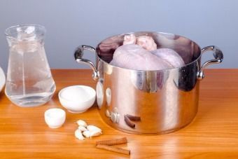 Запеченная индейка с брусничным соусом — инструкция по приготовлению, шаг 2