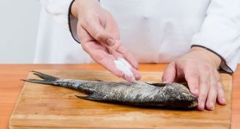 Лещ в фольге — инструкция по приготовлению, шаг 2