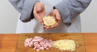 Картофельные котлеты с колбасой и сыром — инструкция по приготовлению, шаг 6