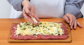 Рулет из говядины с грушами и сыром — инструкция по приготовлению, шаг 4