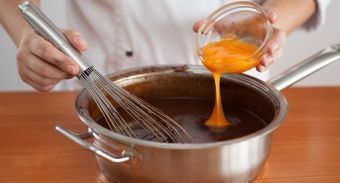 Торт из орехового бисквита и орехового безе с пралине — инструкция по приготовлению, шаг 8