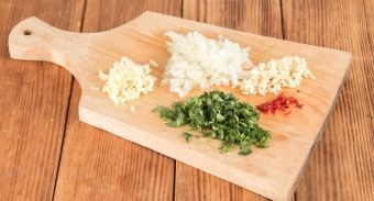 Куриные котлеты с оригинальным соусом — инструкция по приготовлению, шаг 2