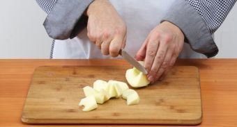 Мини-шарлотка с брусникой и яблоками — инструкция по приготовлению, шаг 3