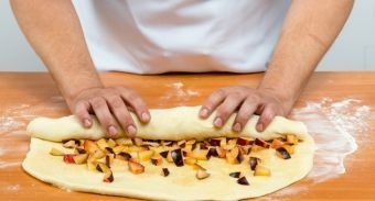 Булочки со сливами — инструкция по приготовлению, шаг 4