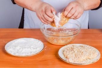 Шницель из курицы со сметанным соусом — инструкция по приготовлению, шаг 6