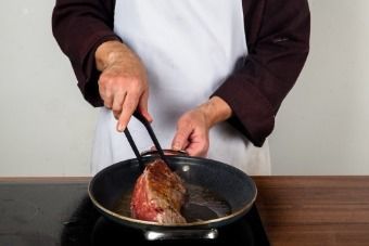 Вырезка в беконе с клюквенным соусом — инструкция по приготовлению, шаг 6