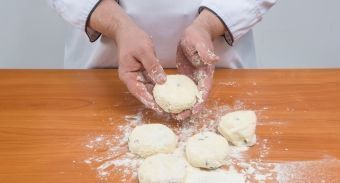 Сырники с изюмом — инструкция по приготовлению, шаг 5