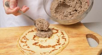 Блины с начинкой из куриной печени — инструкция по приготовлению, шаг 5