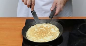 Манные блины на молоке — инструкция по приготовлению, шаг 7