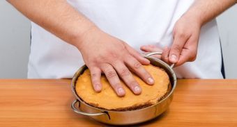 Пирог-перевертыш из яблок — инструкция по приготовлению, шаг 6