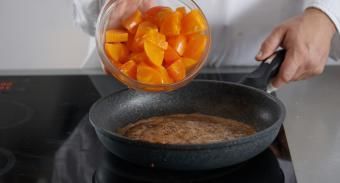 Карамельный пирог с хурмой — инструкция по приготовлению, шаг 3