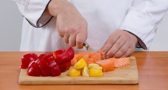 Шашлык из семги с лимонным соусом — инструкция по приготовлению, шаг 2