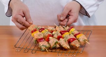 Шашлык из семги с лимонным соусом — инструкция по приготовлению, шаг 6