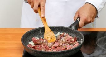 Суп-гуляш в хлебе — инструкция по приготовлению, шаг 3