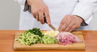 Окрошка на кефире с минералкой — инструкция по приготовлению, шаг 3