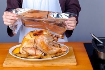 Запеченная индейка с брусничным соусом — инструкция по приготовлению, шаг 8