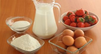 Бисквитный торт с клубничным муссом — инструкция по приготовлению, шаг 1