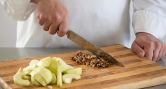 Шарлотка с яблоками и орехами — инструкция по приготовлению, шаг 1