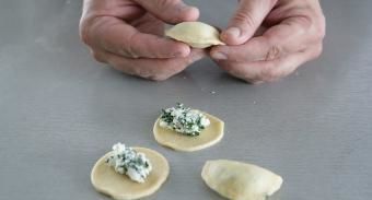 Вареники с творогом и зеленью — инструкция по приготовлению, шаг 4