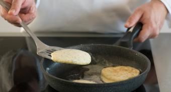 Экономные оладьи с укропом — инструкция по приготовлению, шаг 3