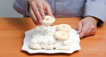 Торт из безе со сливочным кремом и вафельной крошкой — инструкция по приготовлению, шаг 7