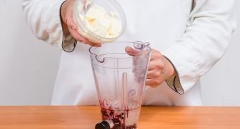 Вишневый молочный коктейль — инструкция по приготовлению, шаг 3