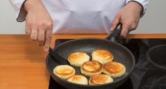 Сырники с манкой — инструкция по приготовлению, шаг 5