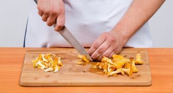 Куриные «конверты», начиненные грибами — инструкция по приготовлению, шаг 2