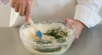 Экономные оладьи с укропом — инструкция по приготовлению, шаг 2