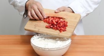 Бисквитный торт с клубничным муссом — инструкция по приготовлению, шаг 3