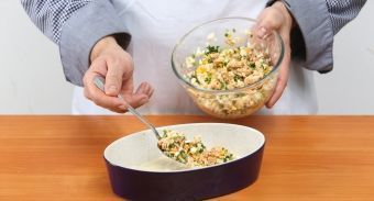 Пирог на кефире с рыбными консервами — инструкция по приготовлению, шаг 4