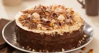 Торт из орехового бисквита и орехового безе с пралине — инструкция по приготовлению, шаг 13