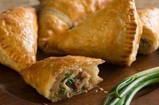 Пирожки из слоеного теста с капустой