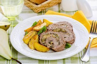 Рулет из говядины с грушами и сыром