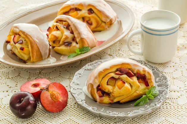 Булочки со сливами