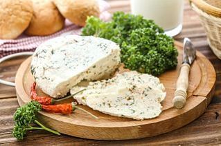 Домашний сыр с зеленью и паприкой