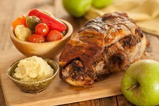 Фаршированная свиная корейка с яблочным соусом