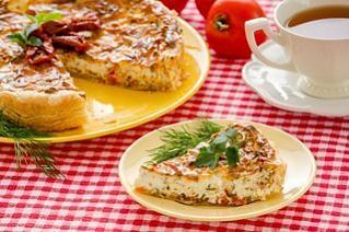 Открытый несладкий пирог из слоеного теста с творогом, помидорами и зеленью