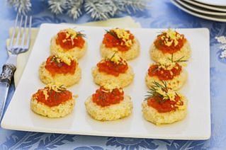 Сырные канапе с красной икрой