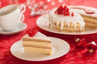 Торт из орехового бисквита с карамельным муссом и кофейным кремом