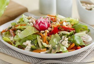 Зеленый салат с творожной заправкой