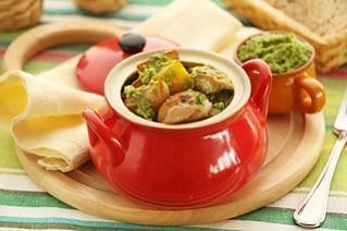 Курица с картофелем и песто из брокколи в горшочке