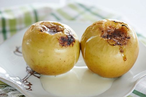 Печеные яблоки в сливочном соусе