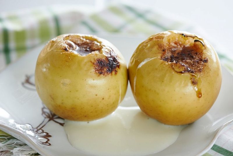 Печеные яблоки в сливочном соусе