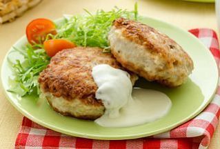 Куриные котлеты с грибами под сливочным соусом