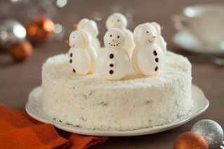 Шоколадный торт с йогуртовым кремом и кокосом