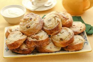 Ватрушки со сметанной заливкой