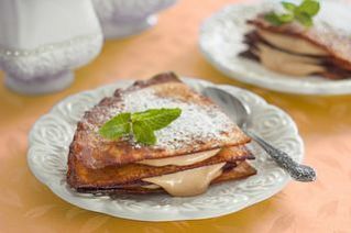 Блины со сметаной и вареной сгущенкой